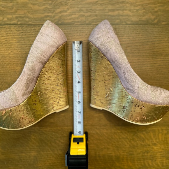 Gold platforms tan cotton fabric with gold - Picture 6 of 7